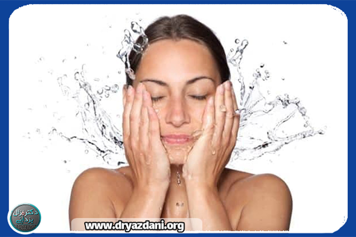 پاک کردن آرایش صورت در شب باید تبدیل به عادت شود پاک کردن آرایش صورت در شب باید تبدیل به عادت شود